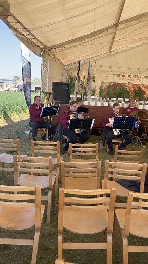 Elindult a Magyarok Kenyere program Bács-Kiskunban. A rendezvényen kitűnő hangulatot teremtett a Madarasi Harmonikások Alapítvány Zenekara, magyar indulókat, csárdásokat, operettrészleteket játszott. Részletek: https://tinyurl.com/ma3sk4a3 | BAON Bács-Kiskun vármegyei Online