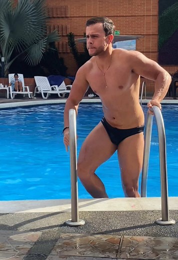 Modelo de Pasarela en la Piscina: ¡Increíble Desfile!