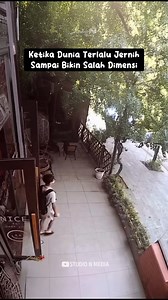 7.9K reactions · 200 comments | Pemuda ini yakin udah nemuin jalan ninja-nya sendiri, eh ternyata....﫣 Biar gak ada lagi yang auto-kejedot, kafe & resto wajib kasih penanda di kacanya ✨  Pasang stiker biar jelas  Atau bikin garis tanda biar aman Estetik boleh, tapi safety tetap nomor satu   : studio n media | Dekorumahyuk | Facebook