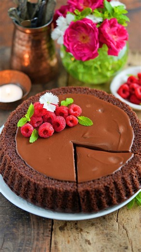Raspberry chocolate tart cake that perfectly blends sweet and rich flavors