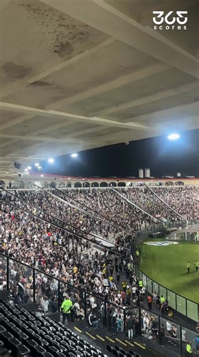 CLIMA QUENTE EM SÃO JANUÁRIO 💢🏟️⚠️ Logo após o gol de Flaco López, do Palmeiras, o lateral Lucas Piton virou o principal alvo das arquibancadas. Em coro, os torcedores protestaram com xingamentos direcionados ao jogador, refletindo a tensão no estádio. 🎥🔥 A cobrança sobre o lateral é justa ou excessiva? 🗣️👇 🎥 @r_calvino #Vasco #LucasPiton #SaoJanuario #Palmeiras #Brasileirao2026 #365Scores