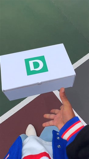 9.2K views · 12 reactions | Las sneakers Champion que marcaron una era están de vuelta para conquistar de nuevo todas las calles  No te pierdas nuestra colección Heritage Brands, que trae al presente la esencia deportiva de siempre  ¡Ya disponible en todas nuestras tiendas! #DeichmannLovers #HeritageBrands #Champion #sneakers | Deichmann | Facebook