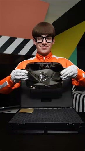 🔥 YouTube Diamond Play Button 💎 இதில் Real Diamond இருக்கா? உண்மை கேளுங்க! #shorts