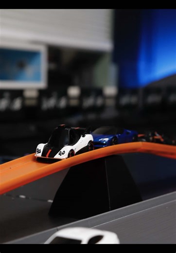 Unboxing Hot Wheels Case: Ferrari and Pagani Models