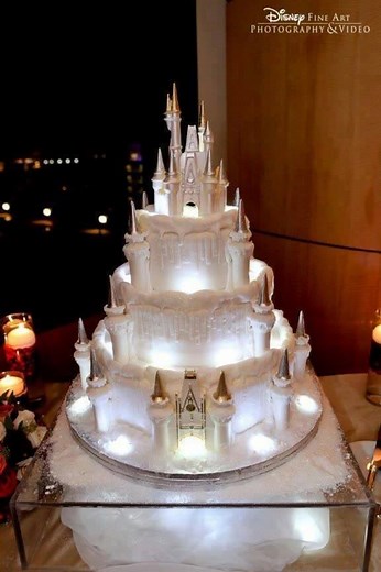 CINDERELLA CASTLE WEDDING CAKE!!! 💖 Here's how: https://www.disneyweddings.com/ever-after-blog/1195-wedding-cake-wednesday-wintertime-at-cinderella-castle via: https://www.pinterest.com/pin/314548355211679610/ | Recipes From Heaven
