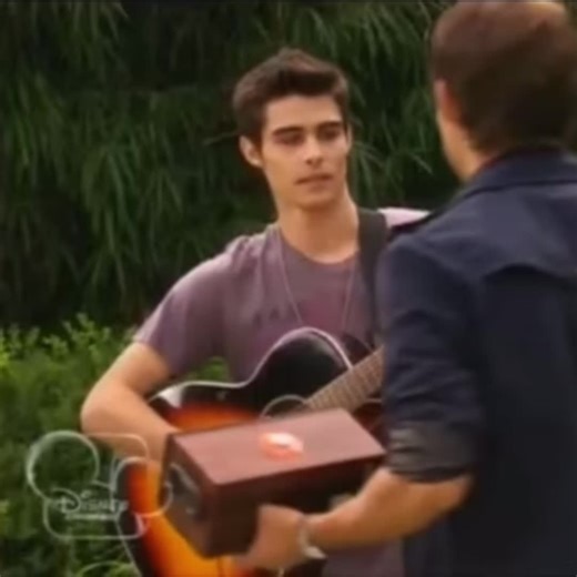 Escena icónica de Violetta: Tomás y León cantan para Violeta