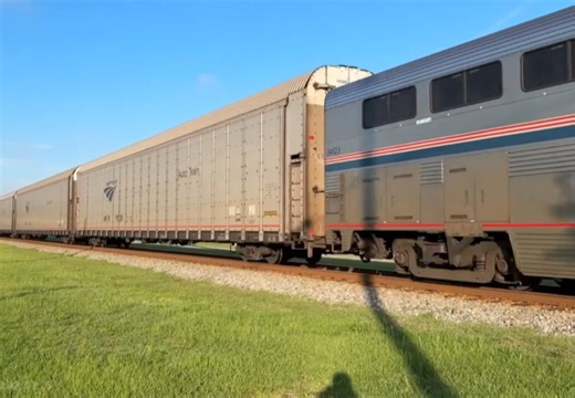 csx和Amtrak三机牵引14节双层26节汽车运输车高速通过视频搬运CSX SD70MAC Leads Amtrak Auto Train at 70MPH!