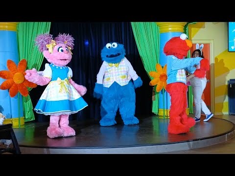 Opening to Easter dine at Dine with Elmo and friends: Elmo's Eggstravaganzza 🐰🌈