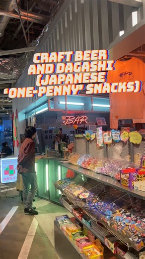 Who wants to try some Japanese snacks? 🍬 Have you heard of dagashi, the Japanese ‘one-penny’ confectionary? These brightly packaged sweet and savoury snacks are designed as pocket-money treats for children, and have a real sense of nostalgia about them. If you’ve been to a Japanese convenience store, you’ve definitely seen them! 自由市バー (Ji Yuu Ichi Bar) invites customers to relish in that nostalgia while they also enjoy local craft beers and other delicious beverages. The cool vibe is very fitti