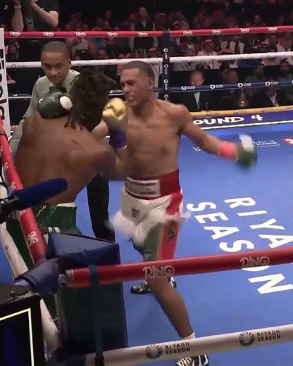 WTF 🤯 David Benavidez Unloads One Handed Flurry On Anthony Yarde 💥