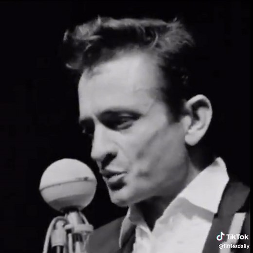Johnny Cash Live Performance of 'I Walk the Line' from 1967