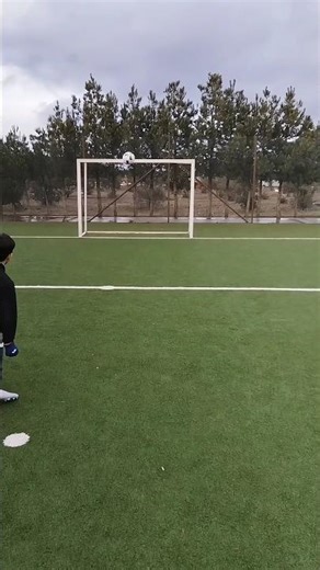 Solo Crossbar Challenge Under Pressure.#CrossbarChallenge #FootballSkills #SoccerShorts