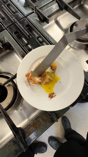 😉 “Friteret æg” - Der blev den gamle lige overhalet indenom af Malte 👍 Super flot Malte du er Genial 🙏😉🤗 jeg håber du har lyst til at følge os, mig og mine kokkeelever på face og insta Kokkensbekendelse - eller på min mad blog @kokkensbekendelser.dk for opskrifter og flere film - Tak 🤗#kokkensbekendelse #opskrifter #weekendmenu #verdensmad #food #frokost #weekend #grille #koge #stege#æggeretter #Thrane #pocheredeæg #omelet #røræg #æggekage #friteretæg | Kokkensbekendelse