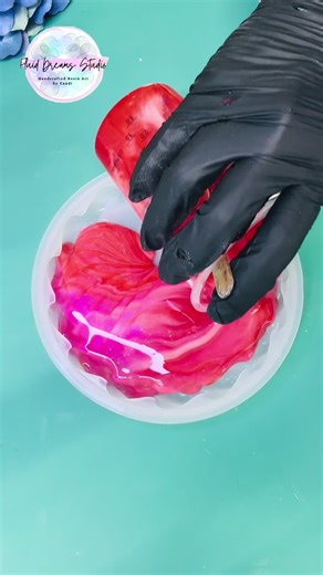 Satisfying Valentines Day resin pour ❤️🩷 . . . #resin #resinart #resincrafts #resinpour #epoxyresin