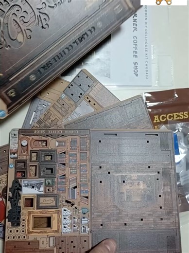 He construido una cafetería completa… pero en miniatura. Cada detalle está hecho pieza a pieza hasta crear este pequeño mundo donde el café nunca se enfría y el tiempo parece detenerse. Cuando enciendes las luces… parece una cafetería real atrapada dentro de una caja. Sinceramente, es una de las cosas más increíbles que he montado jamás. ¿Entrarías a tomar un café aquí? #miniaturas #diy #maquetas #cutebee #bernardotutoriales @CUTEBEEOFFICALSHOP