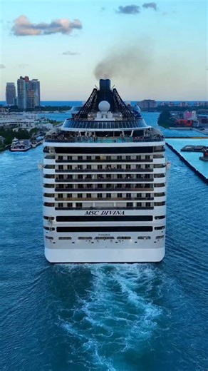 Let's splash on the pool! I wish I had been there. #cruiselife #cruiseship #travel #cruising #cruise #vacation #cruiseaddict #cruises #vacation #caribbean #ship | cruiseshipsailings