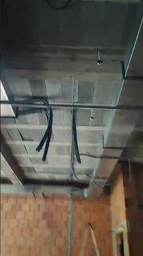 Cablage des caméras de surveillance en chemin de câble