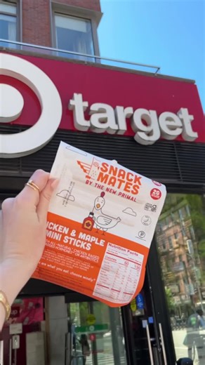 Target run, but make it snacky 🛒🎯 Snack Mates are $1 off with Target Circle now through 2/14. Chicken & Maple or Classic Turkey? Yes please. 😋