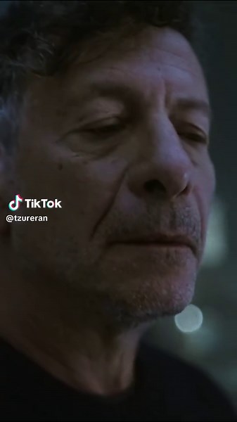 הם יוצאים כבר שלוש שנים. פרק ב. היא מדליקה בעיניו, הוא מושך אותה. הם באינטימיות. פתאום, תוך כדי המגע, הוא נסחף לעבר. נזכר באישה שהיתה שלו פעם. לקליפ של