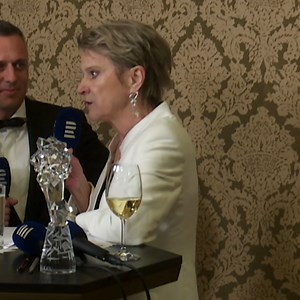 171K views · 3.2K reactions |  „Já umím zahrát všechno,” říká nejlepší herečka v hlavní roli Simona Peková, která získala ocenění za roli ve filmu Přišla v noci. V zákulisí udílení cen 31. Český lev se ptali moderátoři Jan Pokorný a Pavel Sladký. ▶️ Celý rozhovor najdete na YouTube kanálu Radiožurnálu. | Český rozhlas - Radiožurnál | Facebook