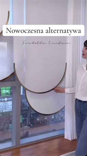 Nowoczesna alternatywa dla firan i klasycznych rolet ✨ Poznaj Isabella Curtain – designerskie żaluzje, które redefiniują sposób aranżacji okien. Delikatna tkanina zamknięta w eleganckiej, półokrągłej formie tworzy efekt miękkiej, „chmurkowej” zasłony, dodając wnętrzu lekkości i wyjątkowego charakteru. To nie tylko estetyka, ale też funkcjonalność: regulacja światła, poczucie prywatności i nowoczesny design w jednym rozwiązaniu. Idealne do współczesnych mieszkań, biur i przestrzeni komercyjnych.