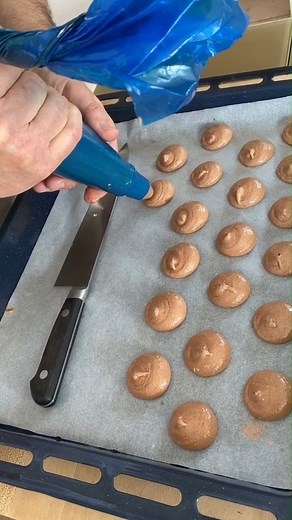 Vous avez été nombreux à demander une recette de macaron : Pierre Hermé vous invite à découvrir aujourd’hui sa recette de Macaron Infiniment Chocolat en vidéo 😊! Pour environ 72 macarons (soit environ 144 coques) Composition : - Biscuit macaron chocolat - Ganache Infiniment Chocolat Ganache Infiniment Chocolat . 500 g de crème fraîche liquide . 500 g de chocolat noir (Pure Origine Brésil, Plantation Paineiras 64 % de cacao de ou Manjari, Valrhona) . 145 g de beurre à température ambiante 🧈 Cou