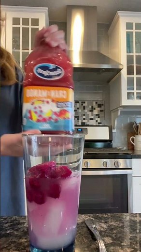 How to make the mango dragonfruit lemonade at home!! Only 3 ingredients! #starbucks #trend