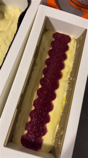 Qui veut un doc avec la recette de celle ci ? #mathildepastry #patisserie #buchedenoel #buche #entremets #pourtoi #passion #fruitsrouges #noel #gateaunoel #demoulage