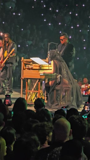 Le temps s’est arrêté… juste moi, elle, et la musique.🖤 ce 18 novembre #pourtoi #mayhem @ladygaga @Haus Labs @Sarah Tanno 🖤❤️