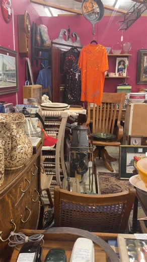 You know that feeling when you’re just strolling through Granddaddy’s—walking, stopping, gazing over a booth, then something random catches your eye and suddenly you need it? 👀 Yeah… that’s the Granddaddy’s experience in a nutshell. 📍 2316 Maple Ave, Burlington, NC 🕒 Mon–Sat 10–6 | Sun 12–6 (Pets & spouses welcome! 🐾) | Granddaddy's Antique Mall