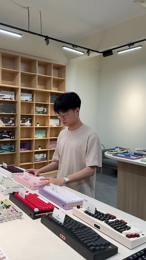 Left or left? #sgtiktok #mechanicalkeyboard #fyp #keyboardstudio #customkeyboard