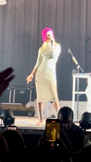 Hayley Williams ♪ Ice In My OJ // Fox Theater » Oakland, CA » 10 May 2026