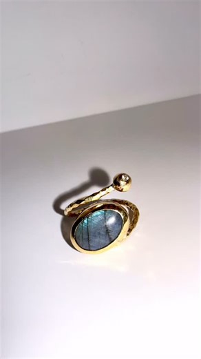 masalarzuૐ on Instagram: "✨ Bazı taşlar sadece güzel değildir, seni korur.✨ Bu yüzükte kullandığım Labradorit, eski inanışlara göre 🔹 negatif enerjiyi bloke eden 🔹 sezgileri güçlendiren 🔹 yaratıcılığı ve cesareti uyandıran bir taştır. Işığa tutulduğunda içinden çıkan o mavi-yeşil parıltı tesadüf değil… Labradorit “içindeki gücü hatırlatmak” için parlar. 🖐️ Tamamı el emeği, 🔨 klasik tekniklerle, 💎 taşı özel seçilerek yapıldı. Aynısından bir tane daha yok. Bu yüzük; kendini geri çekmekten va