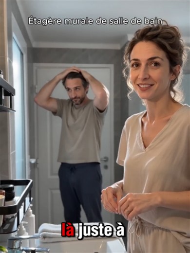 Une étagère murale simple pour garder les produits du quotidien près du lavabo, sans encombrer le rebord. Son fond ajouré et ses rebords permettent de poser quelques flacons de façon plus ordonnée dans une salle de bain utilisée tous les jours. Une solution discrète pour organiser l’essentiel à deux, sans en faire trop. #rangementsalledebain #etageremurale #organisationmaison #salledebain #rangementmaison #maisonpratique #viequotidienne #couplealamaison #astucemaison #tiktokfrance