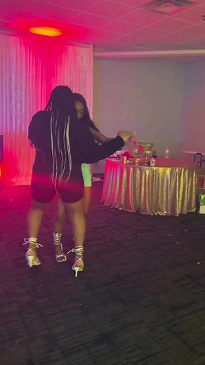 One with 💃 @E L L A #bailando #bailes #huapangos #tribal #cumbia #nortenas #kansascity #morenita #dancing #trending #parati #foryou