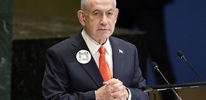 Netanyahu usa broche na ONU com QR Code que leva a imagens do 7 de outubro