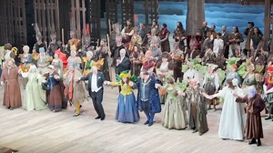 #Falstaff Dopo applausi interminabili, il maestro John Eliot Gardiner scende inaspettatamente di nuovo in buca per un bis finale… Sorprendente 🤩🤩🤩 | Teatro del Maggio