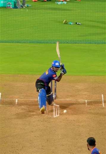 Robin with the bat 💪 #mumbaiindians #robinminz