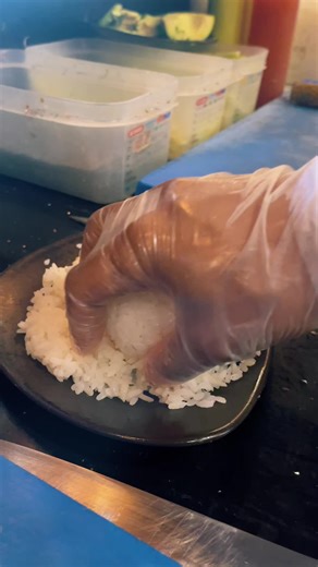 How to Make Delicious Hosomaki Salmon Sushi