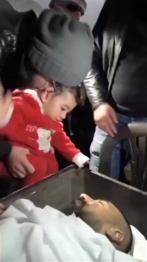 Save Jammu on Instagram: "#HeartBreaking💔 इस Video ने दिल #रुला दिया, #Papa Papa कह कर पुकार रही नन्ही बच्ची, Social Media पर हो रही #Viral #feelingsmatter #dadlife #loveyoupapa ❤️"