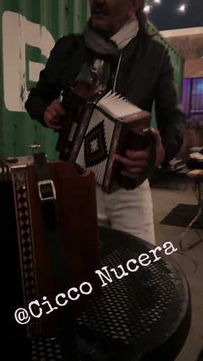 When the teacher gives his students lessons #tarantellacalabrese❤️🌶️ #nieperte #perte #organetto #organettoetamburello #tiktok #fyp #perteeeeeeeeeee @Ciccio Nucera