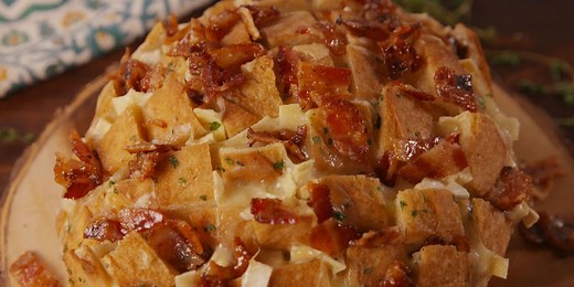 Maple Bacon Brie Pull-Apart Bread