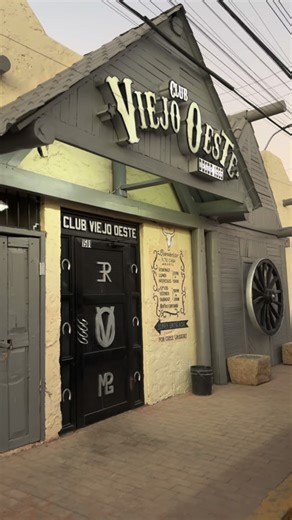 EntreCopas con Ramses on Instagram: "Iniciamos este proyecto con El Club Viejo Oeste, un lugar súper tradicional que cualquier juarense o extranjero tiene que venir si o si… mientras consumas alguna bebida, te dan de comer, el menú cambia según el día. Hay música norteña, rocola y mariachis, tiene muy buen ambiente, te lo recomiendo, ¿ya lo conocías? 😯🍺 #ciudadjuarez #cantina #bar #cerveza #elpasotx"