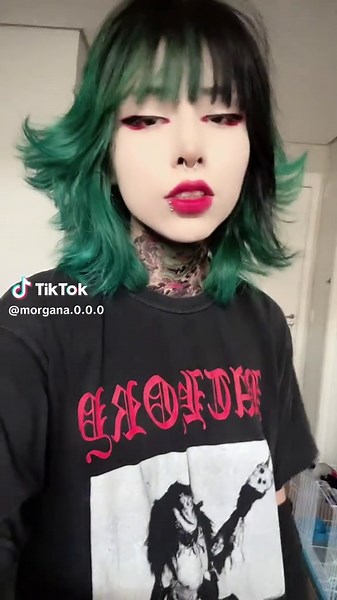 Gótica dançando: Morgana em cena vibrante