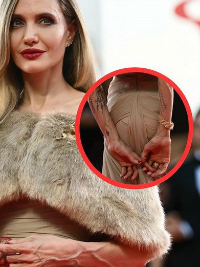 6.1K views | „Was ist denn mit ihren Armen los?“  Angelina Jolie verzauberte die Welt bei den Filmfestspielen von Venedig – doch es war nicht nur ihre Schönheit, die die Herzen höherschlagen ließ.  Die zarten Muskeln ihrer Arme ließen Spekulationen über etwas viel Düstereres hinter ihrer makellosen Fassade aufkommen.  Lest die Kommentare, um herauszufinden, was mit ihr nicht stimmt  | Melodische Momente | Facebook