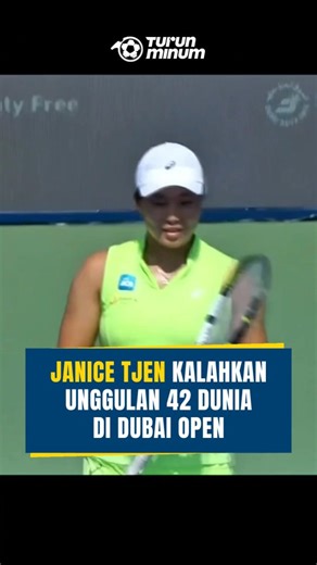 Turun Minum Id on Instagram: "Janice Tjen kembali mencuri perhatian di panggung dunia. Petenis putri Indonesia itu sukses menyingkirkan Dayana Yastremska dengan kemenangan meyakinkan 6-4, 6-1 pada babak pertama WTA 1000 Dubai Championships 2026. Meski menghadapi lawan yang lebih berpengalaman dan berperingkat lebih tinggi, Janice Tjen yang kini berada di peringkat 46 dunia mampu tampil dominan dan mengamankan tiket ke babak selanjutnya. Di sektor ganda, Janice yang berpasangan dengan Marie Bouzk