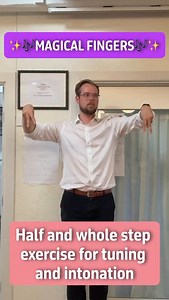 No solfege. No fixed do. Just fingers. 👍 ☝️ One finger up = half step up 👇 One finger down = half step down ✌️ Two fingers up/down = whole step up/down It’s a simple way to train pitch control and interval recognition – without relying on fixed solfege or tonal centres. 🎯 Great for improving intonation, listening, and sight-singing. And yes… it gets more fun when you split the choir in two and control each group separately. Choir: @aarhusu #choirtraining #intonationexercise #fingerconducting 