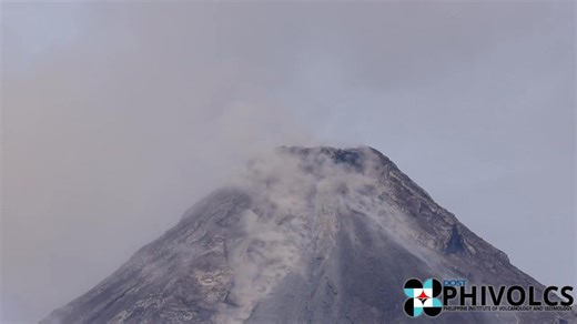 PANOORIN: May bagong nabuong dark lava dome sa tuktok ng Bulkang Mayon matapos itong magbuga ng pyroclastic density current (PDC) o “uson” bandang 11:40 ng umaga. Ayon sa pinakahuling datos ng PHIVOLCS, umabot na sa 49 PDC ang naitala mula kaninang umaga. Nananatili sa Alert Level 3 ang Bulkang Mayon. 📹: PHIVOLCS #NET25NewsandInformation #PHIVOLCS #uson #darklava #MayonVolcano | NET25 News and Information