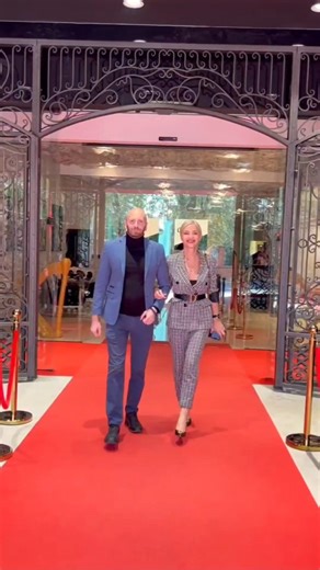 Voislav Ilić on Instagram: "Za kraj ove godine, zahvalio bih se svim urednicima emisija, novinarima, organizatorima, sa kojima sam sarađivao u toku ove godine i koji su me ugostili u svojim emisijama. 🙏 Hvala vam na odličnim temama i pitanjima. ✨ Družimo se naredne godine opet. (U petak već na tv Prva) 😀 @bokalica @milica_u_kadru @marijana_kutlaca @markov.uros @teodora.todorovic_11 @snezanadakic @miarima_ @gocatrzan @andjeladjuraskovic @asaninscreed_ @milosurosevicurke @enapopov @happytv.rs @j