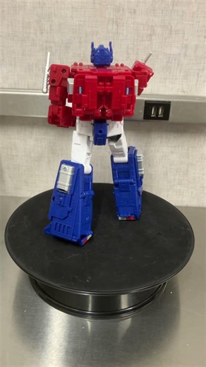 360 Degree View of Transformers Studio Series MTMTE 40th Anniversary Leader Class Optimus Prime
